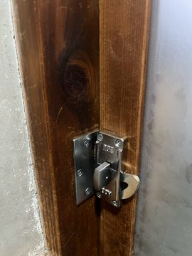 戸先錠取付 施工後の様子（1）